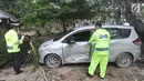 Petugas melakukan identifikasi mobil yang rusak akibat terjangan tsunami di Tanjung Lesung Beach Club, Pandeglang, Banten, selasa (25/12). Indentifikasi dilakukan untuk mencocokan kepemilikan kendaraan dengan para korban tsunami. (Merdeka.com/Arie Basuki)