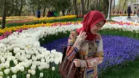 Ayu Ting Ting di taman yang dipenuhi bunga tulip (Instagram/@ayutingting92/https://www.instagram.com/p/BwLxxORF_Is/Komarudin)