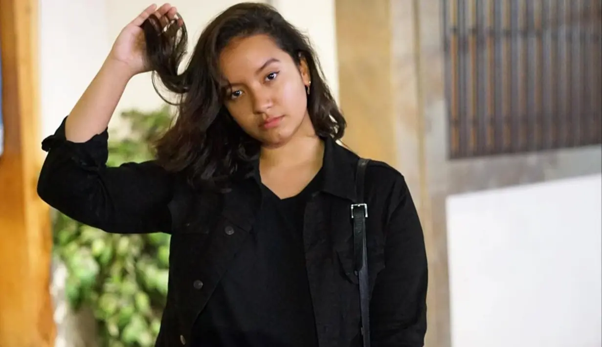 Perempuan kelahiran 1 Januari 2000 kerap mengunggah foto di Instagram. Foto-foto cantiknya selalu banjir like dan komentar dari netizen. Seperti saat Gloria Hamel pakai outfit hitam yang membuat aura cantiknya Gloria kian terpancarkan. (Liputan6.com/IG/@glochaw)
