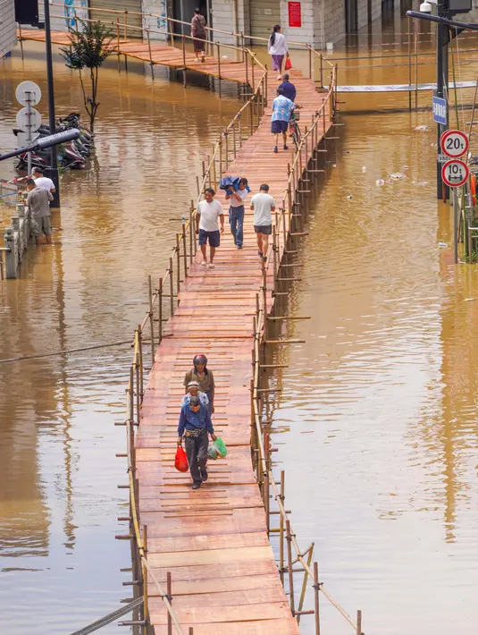 Jembatan ini dibangun untuk mengatasi gangguan aktivitas warga akibat banjir yang melanda wilayah Maying, Jiujiang, di provinsi Jiangxi Tengah, China. (Foto: AFP)