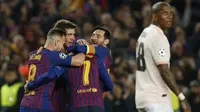 Para pemain Barcelona merayakan gol yang dicetak oleh Philippe Coutinho ke gawang Manchester United pada laga Liga Champions 2019 di Stadion Camp Nou, Selasa (16/4). Barcelona menang 3-0 atas Manchester United. (AP/Joan Monfort)