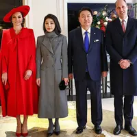 Kedua tampil anggun mengenakan coat dengan tampilan yang formal. Kate memilih tampil dengan dress dan coat warna merah serasi dengan stiletto heels dan clutchnya. [@princeandprincessofwales]