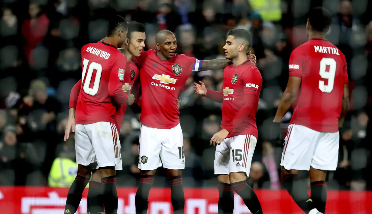 Para pemain Manchester United merayakan setelah Colchester United Ryan Jackson, mencetak gol bunuh diri selama pertandingan perempat final Piala Liga Inggris di Old Trafford (18/12/2019). MU menang telak 3-0 atas Colchester United dan melaju ke semifinal. (AP Photo/Jon Super)