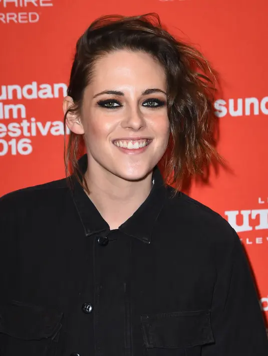 Bahkan dalam foto yang beredar, terlihat Soko sedang mengelus punggung Kristen. (Bintang.com/AFP)