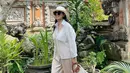 Saat berlibur di Bali, Nindy juga memilih menggunakan busana kasual namun tetap terlihat menawan. Menggunakan kemeja putih serta tas dan topi senada, ia memilih untuk menggunakan aksesoris sederhana yaitu kacamata dan kalung. (Liputan6.com/IG/@nindyayunda)