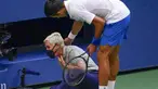 Petenis Serbia, Novak Djokovic, menghampiri hakim garis yang terkena bola pada AS Terbuka di Flushing Meadows, Senin (7/9/2020). Djokovic didiskualifikasi karena memukulkan bola tenis ke arah hakim garis. (AP/Seth Wenig)