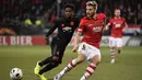 Gelandang Manchester United, Angel Gomes, menjafa pergerakan gelandang AZ Alkmaar, Fredrik Midtsjo, pada laga Liga Europa di Stadion ADO, The Hague, Kamis (3/10). Kedua klub bermain imbang 0-0. (AFP/John Thys)