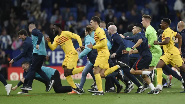 Foto: Momen Pemain Barcelona Dikejar-kejar Suporter Espanyol