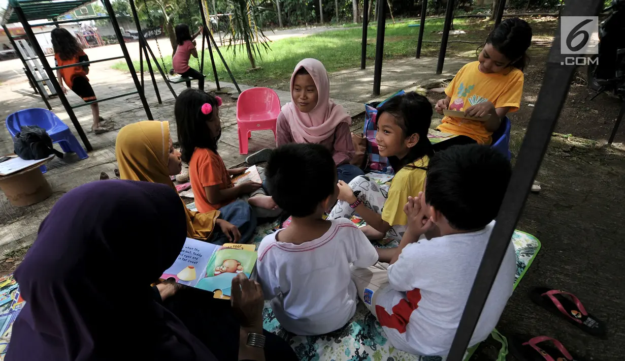 Anak-anak mengikuti program Literasi Kejujuran di TBM Saung Manggar, Pondok Kelapa, Jakarta, Minggu (24/3). Literasi Kejujuran merupakan program yang diinisiasi Suku Dinas Perpustakaan dan Kearsipan Jakarta Timur awal 2019 yang tersebar di taman-taman. (merdeka.com/Iqbal S. Nugroho)