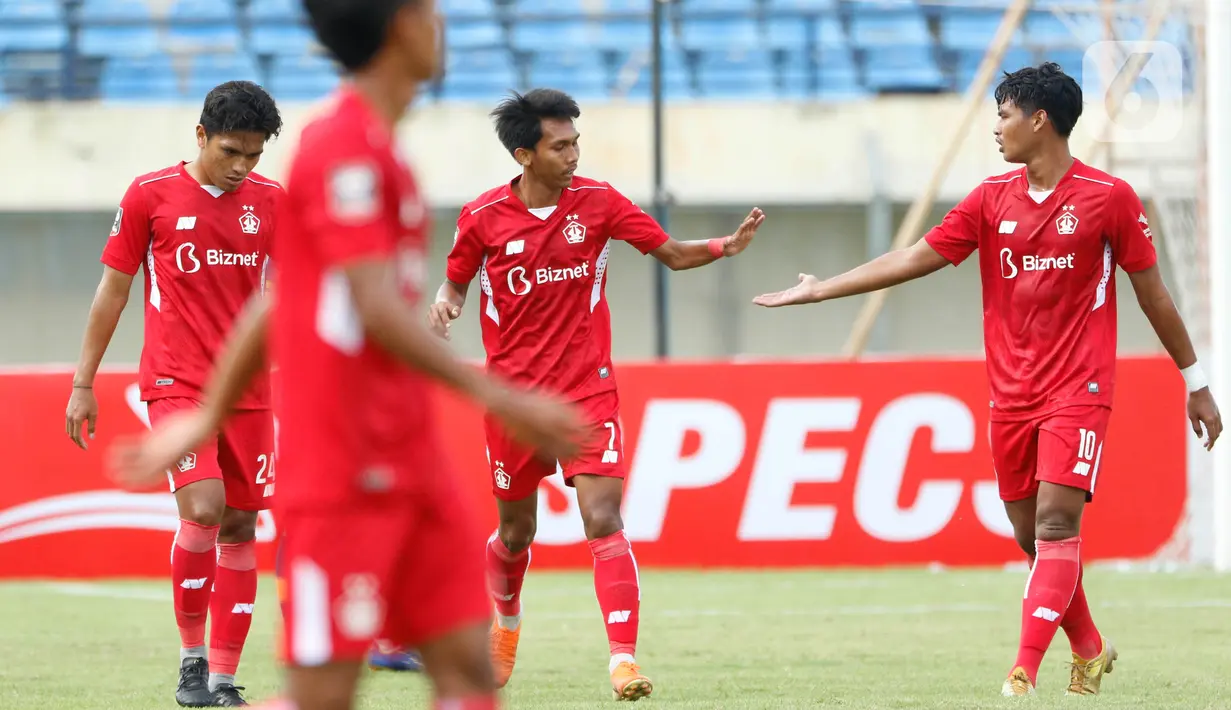 Pemain Persik Kediri, Yusuf Meilana Fuad Burhani (tengah) mendapatkan selamat dari rekan satu tim usai menjebol gawang Persela Lamongan dalam pertandingan Babak Penyisihan Grup C Piala Menpora 2021 di Stadion Si Jalak Harupat, Bandung. Rabu (7/4/2021). (Bola.com/Ikhwan Yanuar)