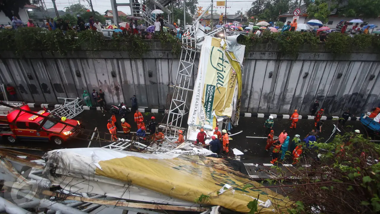 20160924 JPO Pasar Minggu Roboh, Petugas Lakukan Evakuasi 