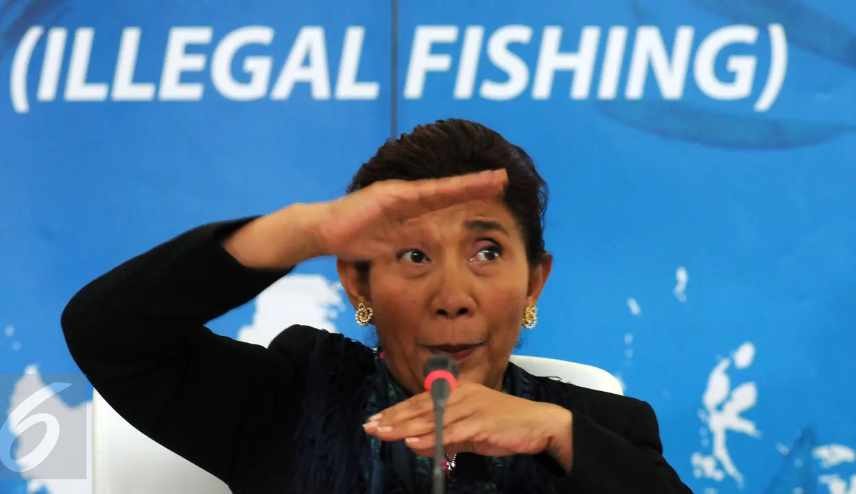 Menteri Kelautan dan Perikanan, Susi Pudjiastuti menjawab pertanyaan usai memberikan keterangan di Gedung Mina Bahari IV, Jakarta, Senin (29/8). Menteri Susi memaparkan sejumlah penanganan kasus tindak pidana perikanan. (Liputan6.com/Helmi Fithriansyah)