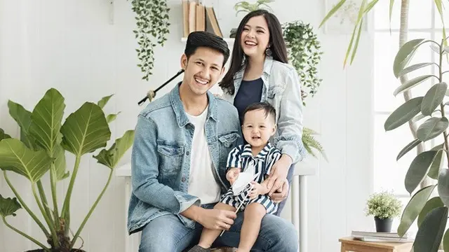 6 Gaya Pemotretan Keluarga Tasya Kamila, Kompak Pakai Denim