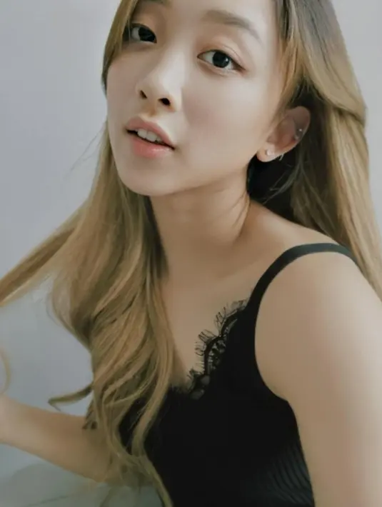 Aku belum bisa mengambil foto selca yang bagus belakangan ini, seperti yang kalian tahu poniku sangat panjang, jadi aku tidak tahu harus diapakan. Maaf ya!” lanjut Dita. (Instagram @_dita.secretnumber)