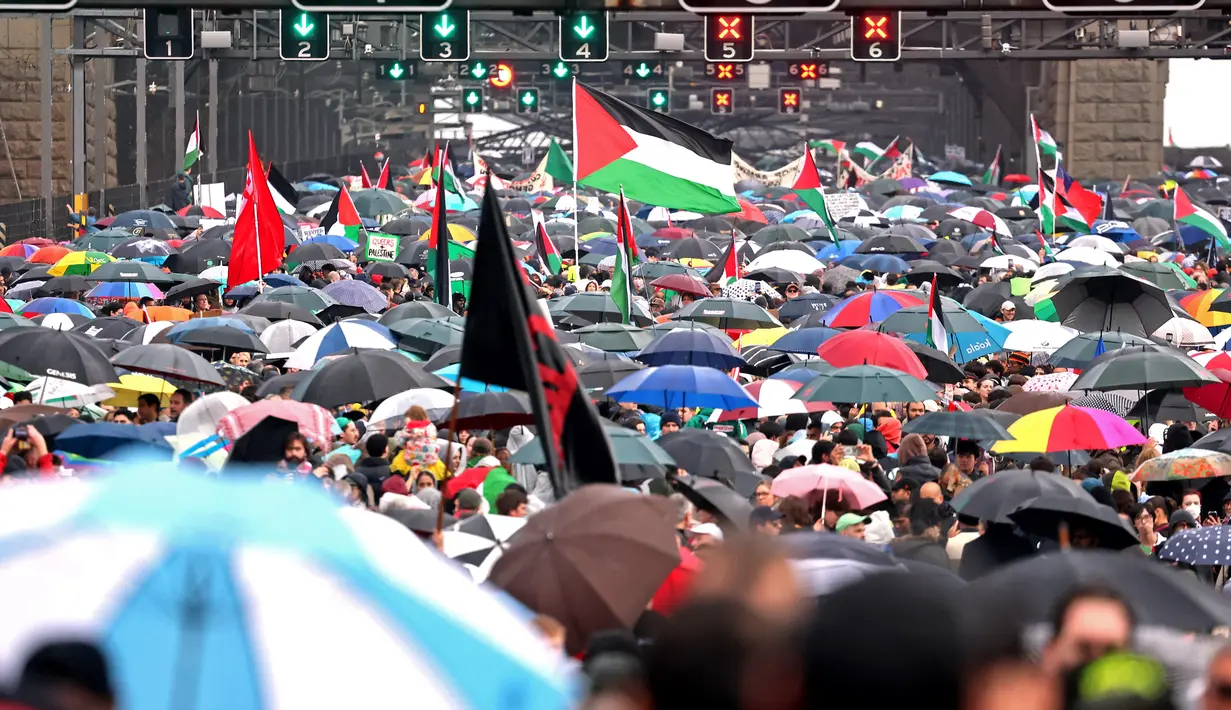 Pejabat Palestina mengatakan bahwa sedikitnya 500 truk bantuan dibutuhkan per hari untuk memenuhi kebutuhan 2,4 juta penduduk wilayah tersebut. (DAVID GRAY/AFP)