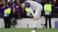 Gelandang Liverpool, Jordan Henderson tertunduk lesu seusai timnya kalah 0-3 dari Barcelona, pada Leg 1 Semifinal Liga Champions 2018-2019, di Estadio Camp Nou, Kamis (2/5/2019) dini hari WIB.  (AFP / Javier Soriano)