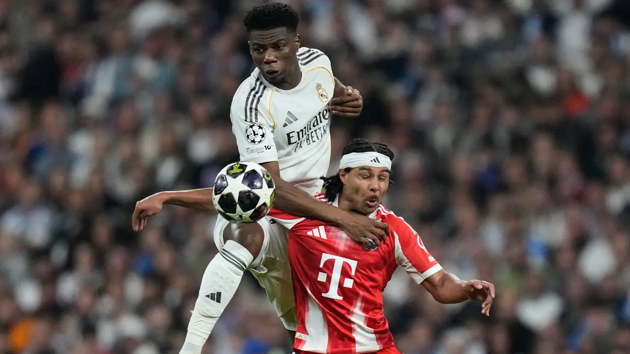 Pemain Real Madrid Aurelien Tchouameni (atas) dan pemain Bayern Munchen Serge Gnabry