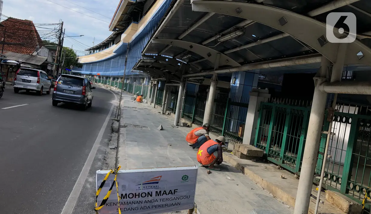 Pekerja menyelesaikan pengerjaan di Stasiun Juanda, Jakarta, Senin (9/3/2020). Dirut PT MRT Jakarta William P Sabandar mengatakan PT MRT Jakarta akan melakukan penataan Stasiun Juanda, Stasiun Tanah Abang, Stasiun Senen, dan Stasiun Sudirman. (Liputan6.com/Immanuel Antonius)