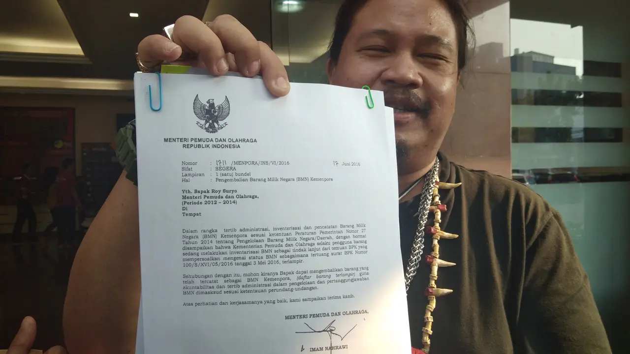 Seorang Warga Bekasi Jawa Barat mendatangi Mapolres Metro Jakarta Selatan, Jumat 14 September 2018.