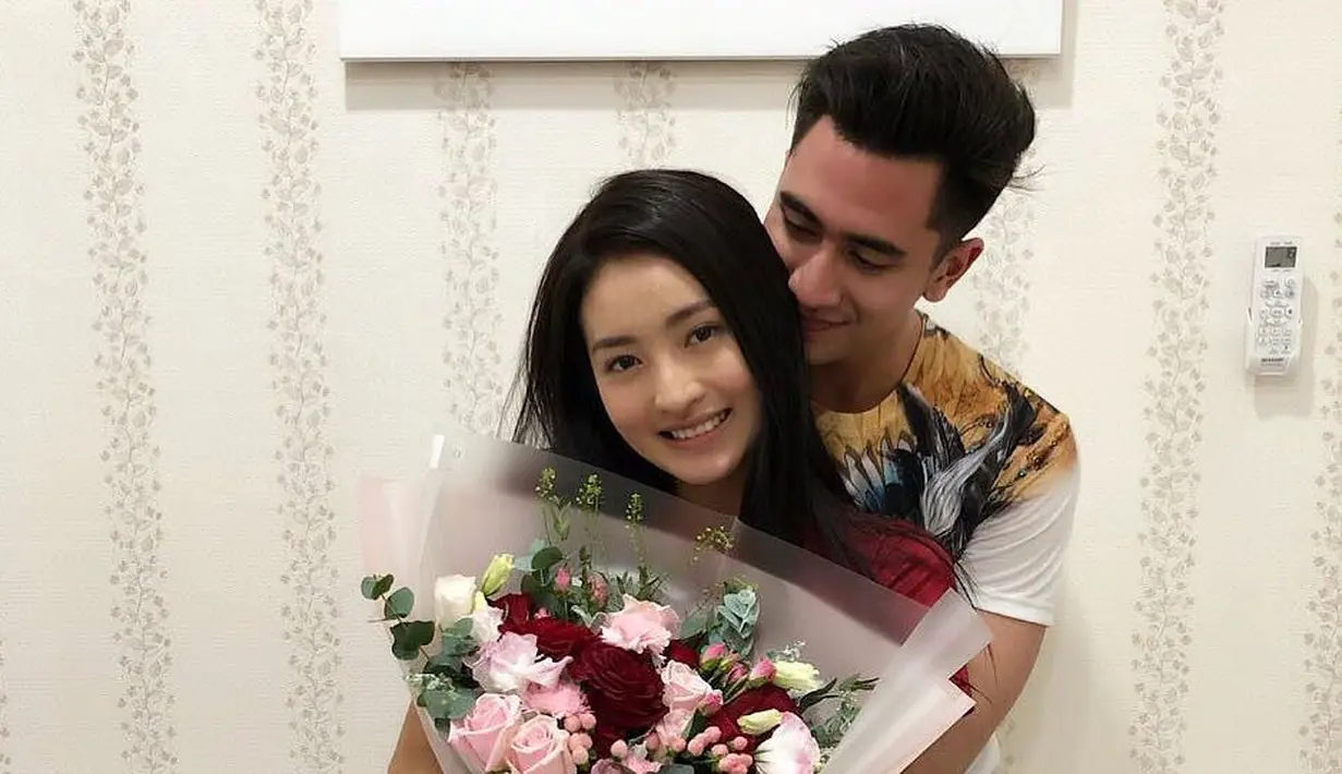 Saat hari Valentine, Natasha mendapatkan boquet bunga dari Verrell Bramasta. (Foto: instagram.com/bramastavrl)