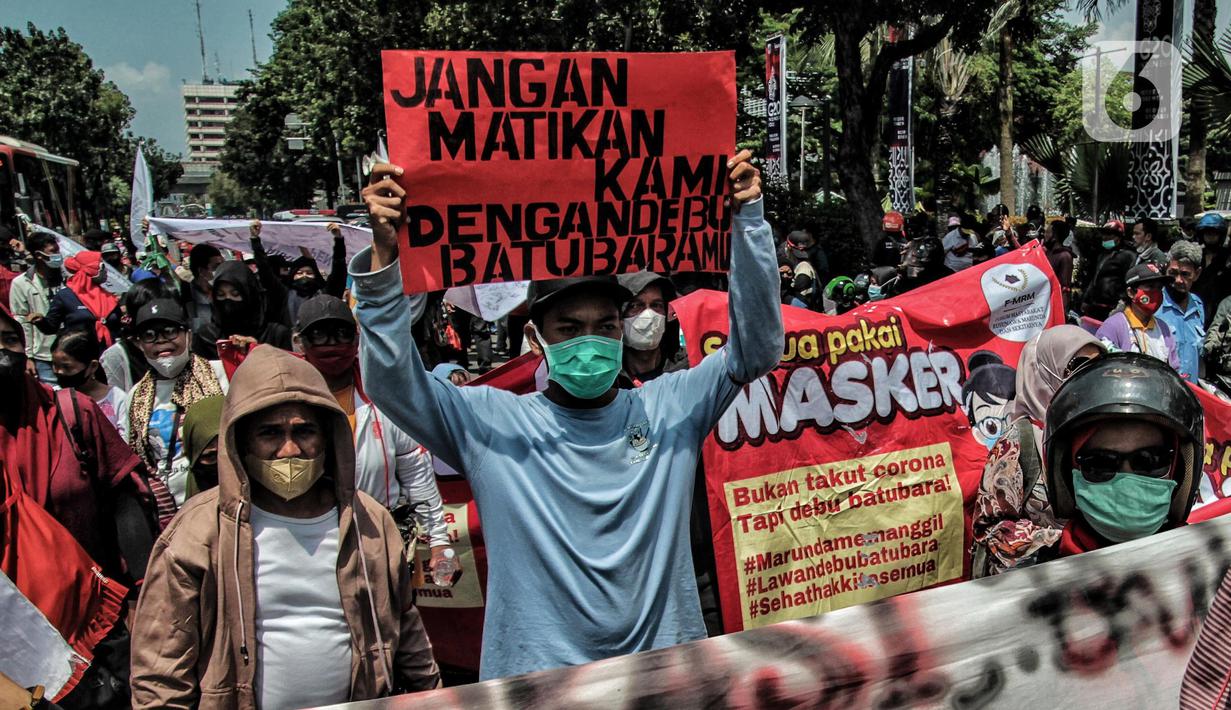 Massa aksi yang tergabung dalam Forum Masyarakat Rusunawa Marunda (F-MRM) saat menggelar aksi mengecam polusi debu batu bara di Balai Kota, Jakarta Pusat, Senin (28/3/2022). (merdeka.com/Iqbal S. Nugroho)