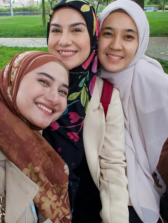 Nadzira Shafa, yang dikenal sebagai selebgram, pengusaha dan istri almarhum Ameer Azzikra, berkomentar, "Kangen banget sama kakak-kakaku ini." Komentar itu semakin memperkuat kesan kedekatan dan persahabatan yang erat di antara mereka. (Liputan6.com/IG/@dhiniaminarti)