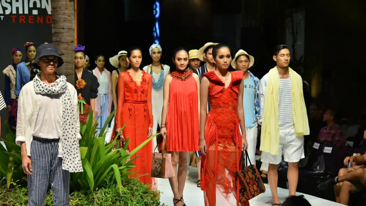 [Bintang] Coreta Indonesia Perkenalkan Kain Nusantara di Bali Fashion Week 2018