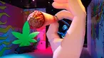 Gabe Williams bekerja pada pameran di Cannabition Cannabis Museum, Las Vegas, AS, Selasa (18/9). Museum ini memamerkan semua hal tentang ganja. (AP Photo/John Locher)