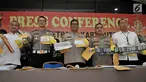 Kabid Humas Polda Metro Jaya Kombes Argo Yuwono (tengah) didampingi Kapolres Metro Jakut, Kombes Pol Budhi Herdi (kedua kanan) memperlihatkan barang bukti dalam pengungkapan kejahatan pemalsuan jual beli STNK dan TNKB khusus di Polres Jakarta Utara, Selasa (27/8/2019). (merdeka.com/Iqbal S Nugroho)