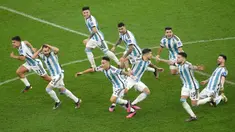 Para pemain Argentina merayakan kemenangan atas Prancis pada pertandingan sepak bola final Piala Dunia 2022 di Stadion Lusail, Lusail, Qatar, 18 Desember 2022. Bermain imbang 3-3 selama 120 menit, Prancis akhirnya tumbang 2-4 dari Argentina dalam drama adu penalti. (AP Photo/Christophe Ena)