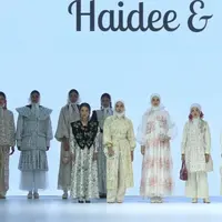 Jennifer Coppen dan Xaviera Putri Percaya Diri Melenggang Kenakan Pakaian Brand Lokal di Panggung JFW 2025. [Adrian/Fimela]