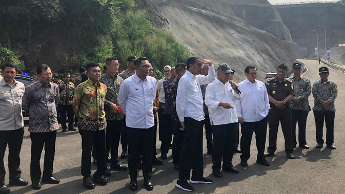 Presiden Joko Widodo atau Jokowi meninjau Terowongan Nanjung di Kabupaten Bandung, Jawa Barat, Rabu (29/1/2020). (Liputan6.com/ Lizsa Egeham)