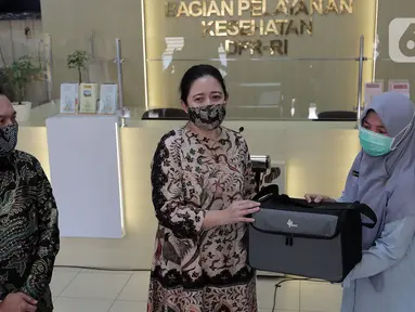 Ketua DPR Puan Maharani (tengah) secara simbolis memberikan bantuan ventilator dari pimpinan DPR kepada Bagian Pelayanan Kesehatan DPR RI, Jakarta, Selasa (16/6/2020). Bantuan tersebut untuk mengantisipasi jika ada pegawai atau anggota DPR yang teriindikasi COVID-19. (Liputan6.com/Johan Tallo)