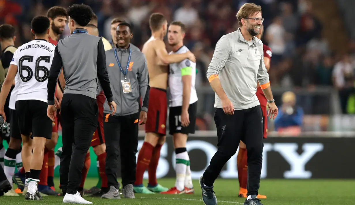 Pelatih Liverpool Jurgen Klopp tersenyum saat merayakan timnya lolos ke final Liga Champions di Stadion Olimpiade, Roma (2/5). Liverpool takluk 4-2 atas Roma di leg kedua  dan melaju ke final usai menang agregat 7-6. (AP Photo/Alessandra Tarantino)