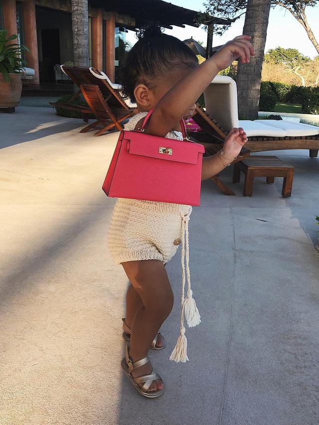 Tas Pertama Stormi Webster, merupakan karya rumah mode asal Perancis, Hermes dengan tipe mini Kelly.