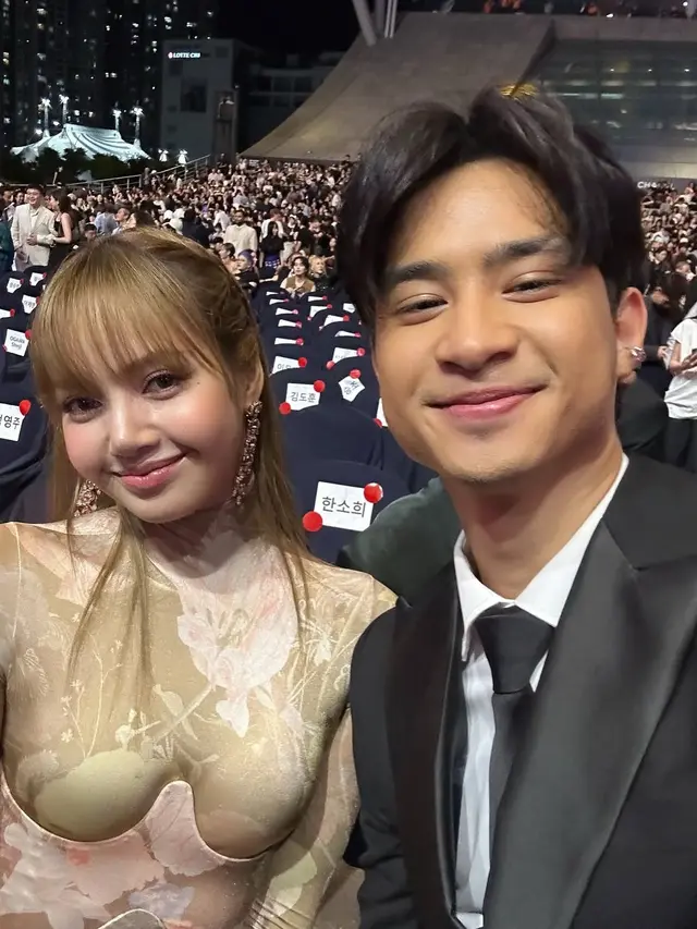 Devano pakai kebaya setelan jas saat selfie bersama Lisa Blackpink. [@iamdevano]