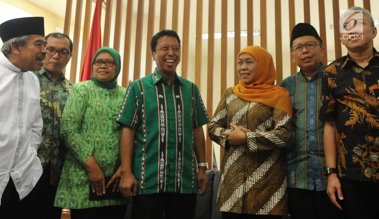Calon Gubernur Jawa Timur Khofifah Indar Parawansa (tiga kanan) bersama Ketum PPP Romahurmuziy (empat kiri) di Kantor DPP PPP, Jakarta, Senin (9/7). Khofifah mendapat ucapan selamat atas kemenangannya di Pilkada Jatim. (Merdeka.com/Arie Basuki)