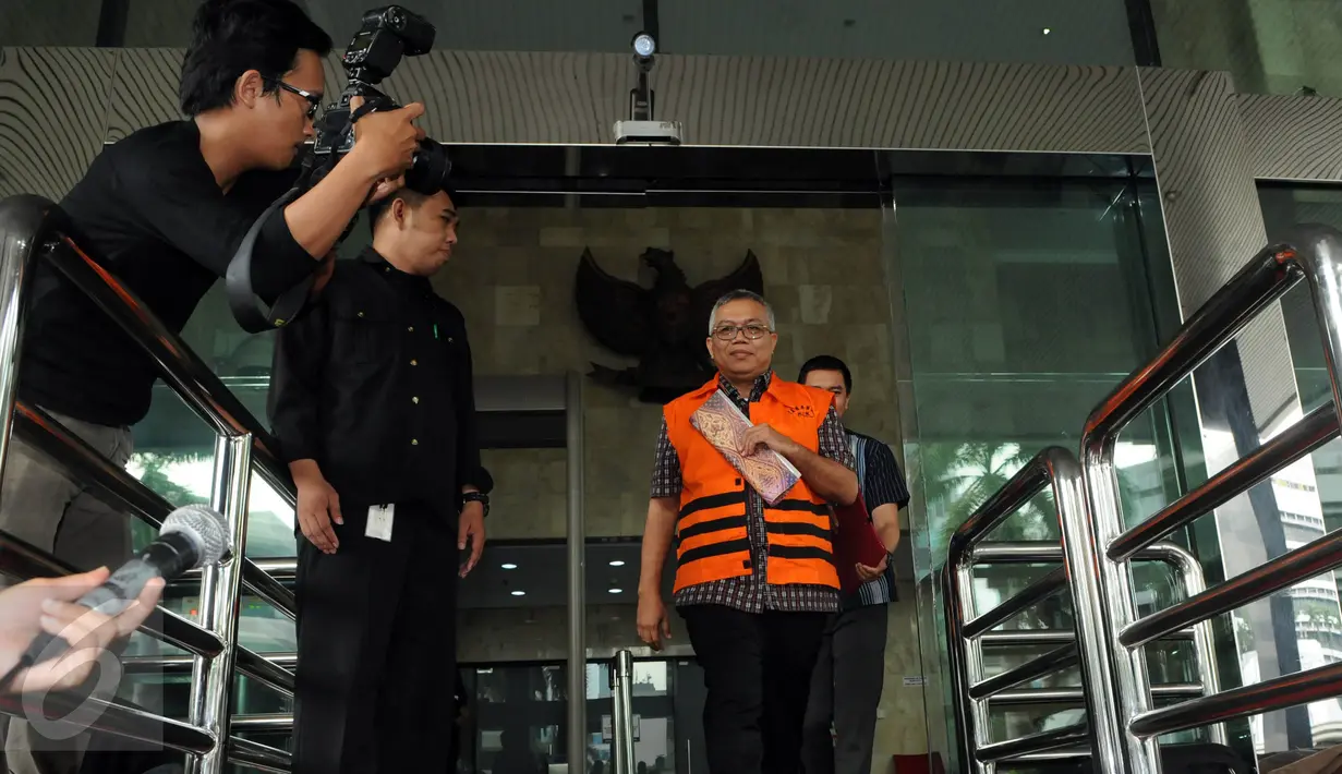 Anggota DPRD Sumut, Guntur Manurung usai menjalani pemeriksaan di gedung KPK, Jakarta, (11/8). Guntur Manurung menjadi satu dari tujuh anggota DPRD Sumatera Utara yang menjadi tersangka kasus dugaan tindak pidana korupsi. (Liputan6.com/Helmi Afandi)