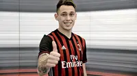 Lucas Ocampos berpose setelah resmi menjadi pemain AC Milan. (AC Milan)