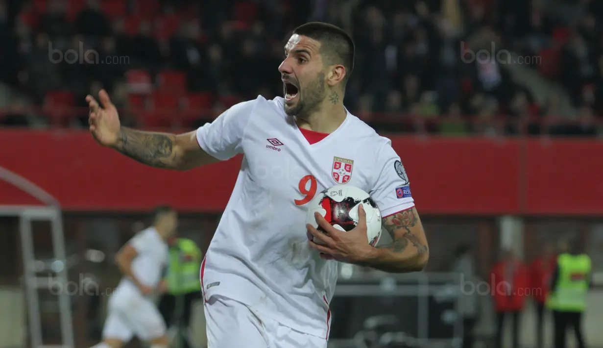 Striker Serbia, Aleksandar Mitrovic, merayakan gol yang dicetaknya ke gawang Austria pada laga kualifikasi Piala Dunia 2018 di Stadion Ernst Happe, Wina, Jumat (6/10/2017). Austria menang 3-2 atas Serbia. (Bola.com/Reza Khomaini)