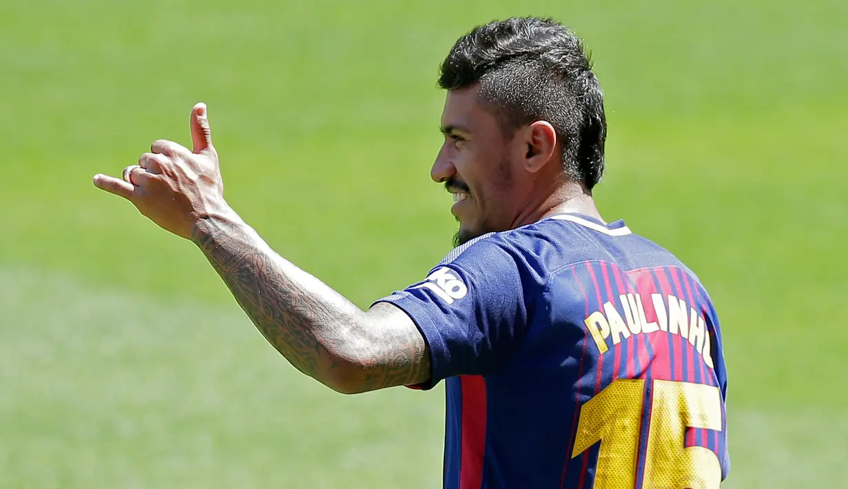 Gelandang baru Barcelona, Paulinho menyapa para penggemarnya saat dirinya di Stadion Nou Camp, Barcelona, (17/8). Gelandang Brasil ini ditebus dengan harga sekitar 40 juta euro dari klub China Guangzhou Evergrande. (AP Photo/Manu Fernandez) 