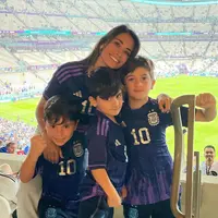 Antonella Roccuzzo memboyong ketiga putranya untuk menonton langsung Piala Dunia 2022 di Qatar.