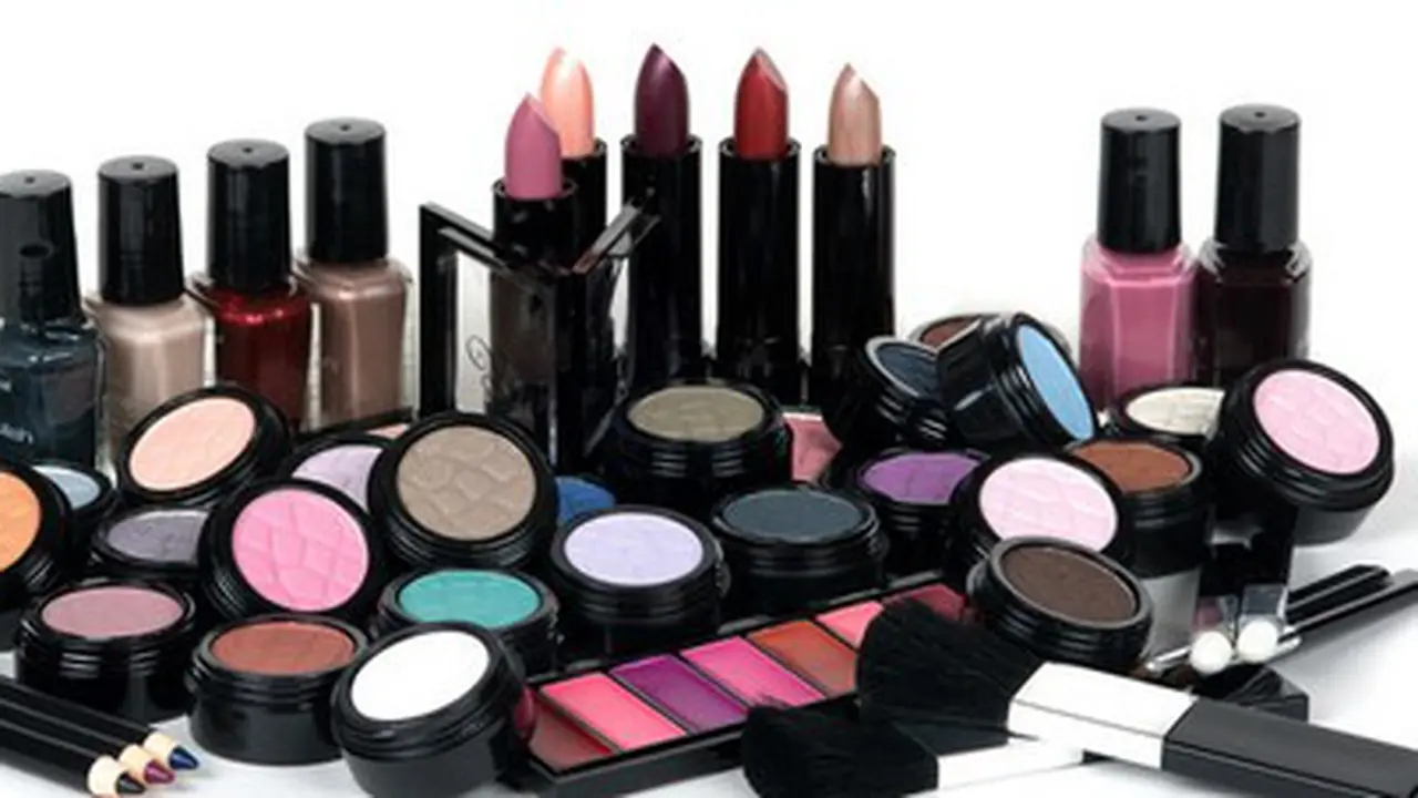 Dalam Hidupnya, Wanita Habiskan 1 Milyar untuk Make Up?