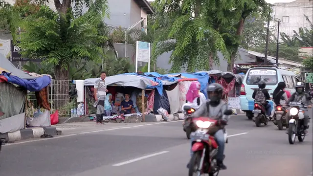 Kemah-kemah pengungsi di trotoar depan Rumah Detensi Imigrasi Kalideres, Jakarta Barat (4/4/2018) (Muhammad Husni Mubarok/Liputan6.com)