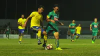 Persegres Gresik United gagal mengalahkan Sriwijaya FC dalam laga pekan ke-16 Liga 1, Senin (24/7/2017) di Stadion Surajaya, Lamongan. (Bola.com/Fahrizal Arnas)