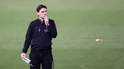 Pelatih AC Milan, Vicenzo Montella, memimpin latihan anak asuhnya di Doha, Qatar, Kamis (22/12/2016). Latihan ini merupakan persiapan jelang laga penuh gemgsi, Supercoppa Italiana melawan Juventus. (AFP/Karim Jaafar)