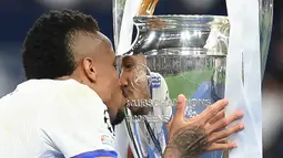 Eder Militao. Bek tengah berusia 24 tahun yang didatangkan Real Marid dari FC Porto pada awal musim 2019/2020 dengan nilai transfer 50 juta euro juga meraih gelar Liga Champions pertamanya pada musim 2021/2022 ini. Musim ini ia mampu menggantikan peran Sergio Ramos yang hijrah ke Real Madrid dengan total tampil dalam 50 laga di semua ajang kompetisi dengan torehan 2 gol dan 3 assist. (FAP/Franck Fife)