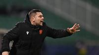 Pelatih Bulgaria, Aleksandar Dimitrov, bereaksi selama pertandingan kualifikasi Piala Dunia FIFA 2026 zona Eropa antara Bulgaria dan Georgia di stadion Vassil Levski, Sofia, pada 18 November 2025. (AFP/Nikolay Doychinov)