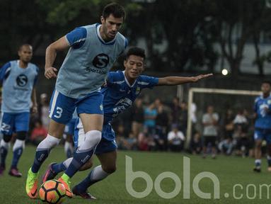 Pemain Persib Bandung, Achmad Jufriyanto, berebut bola dengan Gian Zola saat latihan. Rencananya Pangerang Biru akan kembali berlatih esok sore di tempat dan waktu yang sama. (Bola.com/Vitalis Yogi Trisna)