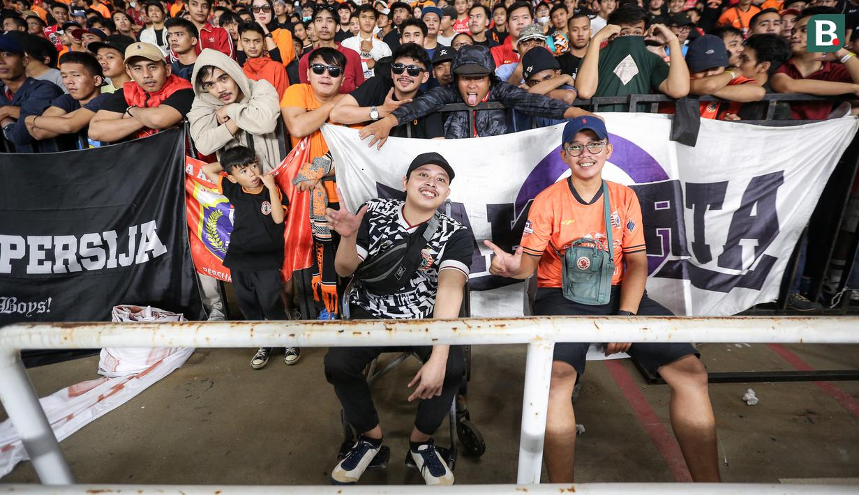 Pendukung disabilitas Persija Jakarta berpose saat menyaksikan laga terakhir BRI Liga 1 2022/2023 antara Persija Jakarta melawan PSS Sleman di Stadion Utama Gelora Bung Karno (SUGBK), Senayan, Jakarta, Sabtu (15/04/2023). (Bola.com/Bagaskara Lazuardi)